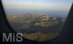 06.09.2017, Spanien, Insel Mallorca, Berglandschaft der Serra de Tramuntana, Blick durchs Flugzeugfenster beim Anflug auf Mallorca.