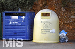 06.09.2017, Spanien, Insel Mallorca, Berglandschaft der Serra de Tramuntana,   Abfallcontainer an einem Restaurant an einer Strasse.