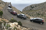 06.09.2017, Spanien, Insel Mallorca, Der nrdlichste Punkt der Insel am Cap de Formentor in der Berglandschaft der Serra de Tramuntana, eine Autoschlange qult sich zum beliebten Aussichtspunkt dem Leuchtturm nach oben.