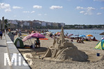 06.09.2017, Spanien, Insel Mallorca, Am Touristen-Hotspot Ballermann in El Arenal gibt es Sandburgen am Sandstrand. 