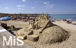 06.09.2017, Spanien, Insel Mallorca, Am Touristen-Hotspot Ballermann in El Arenal gibt es Sandburgen am Sandstrand.  