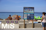 06.09.2017, Spanien, Insel Mallorca, Am Touristen-Hotspot Ballermann in El Arenal liegen die Urlauber dicht an dicht am vollen Sandstrand. Landkarte und Info-Schild an der Strandpromenade. 
