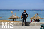 06.09.2017, Spanien, Insel Mallorca, Touristen-Hotspot Ballermann in El Arenal schaut ein Polizist der Policia Local am Strand nach dem rechten. 