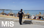 06.09.2017, Spanien, Insel Mallorca, Touristen-Hotspot Ballermann in El Arenal schaut ein Polizist der Policia Local am Strand nach dem rechten. 