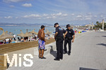 06.09.2017, Spanien, Insel Mallorca, Touristen-Hotspot Ballermann in El Arenal schaut ein Polizist der Policia Local am Strand nach dem rechten. Ein Fliegender Hndler wird berprft. 