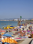 06.09.2017, Spanien, Insel Mallorca, Am Touristen-Hotspot Ballermann in El Arenal liegen die Urlauber dicht an dicht am vollen Sandstrand. Hier am Balneario 2 in Arenal.    