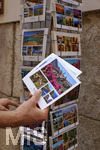 06.09.2017, Spanien, Insel Mallorca, Stadt Palma de Mallorca (Ciutat de Mallorca),  Urlauber schaut sich Ansichtskarten von Mallorca an.