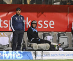 15.09.2017, Fussball Regionalliga Bayern 2017/2018, 11.Spieltag, TSV 1860 Mnchen - SpVgg Greuther Frth II, im Stadion an der Grnwalder Strasse in Mnchen,  Nico Karger (re, TSV 1860 Mnchen) verletzt neben Trainer Daniel Bierofka (TSV 1860 Mnchen).