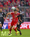 16.09.2017,  Fussball 1.Liga 2017/2018, 4.Spieltag, FC Bayern Mnchen - 1.FSV Mainz 05, in der Allianz-Arena Mnchen. v.li: Robert Lewandowski (FC Bayern Mnchen) gegen Stefan Bell (FSV Mainz 05).