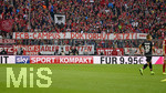 16.09.2017,  Fussball 1.Liga 2017/2018, 4.Spieltag, FC Bayern Mnchen - 1.FSV Mainz 05, in der Allianz-Arena Mnchen. hermann Gerland mit Doktorhut wird von den Bayernfans gefordert