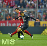16.09.2017,  Fussball 1.Liga 2017/2018, 4.Spieltag, FC Bayern Mnchen - 1.FSV Mainz 05, in der Allianz-Arena Mnchen. v.l. Mats Hummels (FC Bayern Mnchen) gegen Suat Serdar (Mainz 05) 