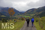 07.10.2017, Hinterstein im Allgu im Herbst, zwei Wanderer auf dem Rckweg