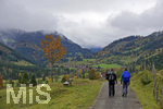 07.10.2017, Hinterstein im Allgu im Herbst, zwei Wanderer auf dem Rckweg