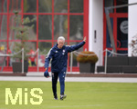 09.10.2017, Fussball 1. Bundesliga 2017/2018, FC Bayern Mnchen, 1.Training von Trainer Jupp Heynckes an der Sbenerstrasse. Trainer Jupp Heynckes (FC Bayern Mnchen) winkt zum Auftakt den Fans.