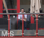 09.10.2017, Fussball 1. Bundesliga 2017/2018, FC Bayern Mnchen, 1.Training von Trainer Jupp Heynckes an der Sbenerstrasse. Sportdirektor Hasan Salihamidzic (Bayern Mnchen) telefoniert auf dem Balkon.