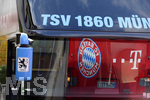 22.10.2017, Fussball Regionalliga Bayern 2017/2018, 17.Spieltag, TSV 1860 Mnchen - FC Bayern Mnchen II, im Stdtischen Stadion an der Grnwalder Strasse in Mnchen. Vor dem Stadion stehen die Mannschaftsbusse, in dem der Lwen spiegelt sich das Logo des FC Bayern Mnchen vom Bayern-Bus.