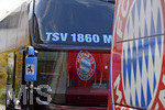 22.10.2017, Fussball Regionalliga Bayern 2017/2018, 17.Spieltag, TSV 1860 Mnchen - FC Bayern Mnchen II, im Stdtischen Stadion an der Grnwalder Strasse in Mnchen. Vor dem Stadion stehen die Mannschaftsbusse, in dem der Lwen spiegelt sich das Logo des FC Bayern Mnchen vom Bayern-Bus.