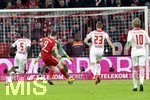 28.10.2017,  Fussball 1.Liga 2017/2018, 10.Spieltag, FC Bayern Mnchen - RB Leipzig, in der Allianz Arena Mnchen.   Torschuss Robert Lewandowski (FC Bayern Mnchen) zum 2:0.