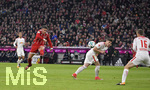 28.10.2017,  Fussball 1.Liga 2017/2018, 10.Spieltag, FC Bayern Mnchen - RB Leipzig, in der Allianz Arena Mnchen. James Rodriguez (li, FC Bayern Mnchen) Schuss.