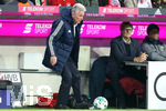 28.10.2017,  Fussball 1.Liga 2017/2018, 10.Spieltag, FC Bayern Mnchen - RB Leipzig, in der Allianz Arena Mnchen.   Trainer Jupp Heynckes (FC Bayern Mnchen) spielt den Ball.