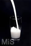 07.11.2017 Milch und Milchprodukte im Detail, frische Milch wird ins Glas gegossen.