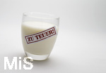 07.11.2017 Milch und Milchprodukte im Detail, frische Milch im Trinkglas mit der Aufschrift zu teuer. Symbolbild fr die immer teurer werdenden Milch und Milchprodukte,  