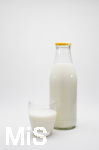 07.11.2017 Milch und Milchprodukte im Detail, ein Glas voller frischer Milch steht neben einer Milchflasche