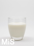 07.11.2017 Milch und Milchprodukte im Detail, frische Milch im Trinkglas  