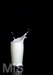 07.11.2017 Milch und Milchprodukte im Detail, frische Milch spritzt im Glas.