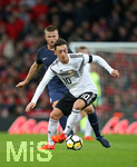 10.11.2017, Fussball Lnderspiel, England - Deutschland, in Wembley National Stadium London. v.l. Eric Dier (England) gegen Mesut zil (Deutschland) 