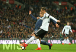 10.11.2017, Fussball Lnderspiel, England - Deutschland, in Wembley National Stadium London. v.l. Jake Livermore (England) gegen Mesut zil (Deutschland) 
