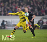 17.11.2017,  Fussball 1.Liga 2017/2018, 12.Spieltag, VfB Stuttgart - Borussia Dortmund, in der Mercedes Benz Arena Stuttgart.  v.li: Andrey Yarmolenko (Dortmund) gegen Timo Baumgartl (Stuttgart).