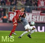18.11.2017,  Fussball 1.Liga 2017/2018, 12.Spieltag, FC Bayern Mnchen - FC Augsburg, in der Allianz-Arena Mnchen. v.li: Joshua Kimmich (FC Bayern Mnchen) gegen Caiuby (FC Augsburg).