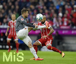 18.11.2017,  Fussball 1.Liga 2017/2018, 12.Spieltag, FC Bayern Mnchen - FC Augsburg, in der Allianz-Arena Mnchen. Daniel Baier (FC Augsburg). gegen Arturo Vidal (FC Bayern Mnchen).