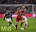 18.11.2017,  Fussball 1.Liga 2017/2018, 12.Spieltag, FC Bayern Mnchen - FC Augsburg, in der Allianz-Arena Mnchen. Robert Lewandowski (mitte, FC Bayern Mnchen) setzt sich durch. re: Jonathan Schmid (FC Augsburg).
