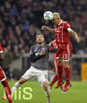 18.11.2017,  Fussball 1.Liga 2017/2018, 12.Spieltag, FC Bayern Mnchen - FC Augsburg, in der Allianz-Arena Mnchen. re: Rafinha (FC Bayern Mnchen) Kopfball gegen Daniel Baier (FC Augsburg).