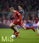 18.11.2017,  Fussball 1.Liga 2017/2018, 12.Spieltag, FC Bayern Mnchen - FC Augsburg, in der Allianz-Arena Mnchen. Robert Lewandowski (FC Bayern Mnchen) im Zweikampf.