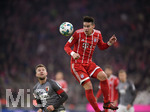 18.11.2017,  Fussball 1.Liga 2017/2018, 12.Spieltag, FC Bayern Mnchen - FC Augsburg, in der Allianz-Arena Mnchen. re: James Rodriguez (FC Bayern Mnchen) Kopfball.