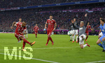 18.11.2017,  Fussball 1.Liga 2017/2018, 12.Spieltag, FC Bayern Mnchen - FC Augsburg, in der Allianz-Arena Mnchen. Torschuss Arturo Vidal (li, FC Bayern Mnchen) zum 1:0. 