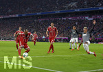 18.11.2017,  Fussball 1.Liga 2017/2018, 12.Spieltag, FC Bayern Mnchen - FC Augsburg, in der Allianz-Arena Mnchen. Torschuss Arturo Vidal (li, FC Bayern Mnchen) zum 1:0. 