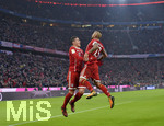 18.11.2017,  Fussball 1.Liga 2017/2018, 12.Spieltag, FC Bayern Mnchen - FC Augsburg, in der Allianz-Arena Mnchen. Torjubel, v.li: James Rodriguez (FC Bayern Mnchen) mit Arturo Vidal (FC Bayern Mnchen).