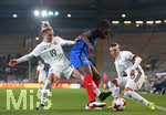 24.11.2017, Fussball Frauen Lnderspiel, Deutschland - Frankreich, in der SchcoArena Bielefeld. v.l. Svenja Huth (Deutschland) gegen Griedge Mbock Bathy (Frankreich) und Dzsenifer Marozsan (Deutschland) 