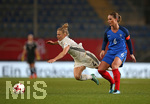 24.11.2017, Fussball Frauen Lnderspiel, Deutschland - Frankreich, in der SchcoArena Bielefeld. v.l. Leonie Maier (Deutschland) gegen Amandine Henry (Frankreich) 