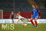 24.11.2017, Fussball Frauen Lnderspiel, Deutschland - Frankreich, in der SchcoArena Bielefeld. v.l. Leonie Maier (Deutschland) gegen Amandine Henry (Frankreich) 