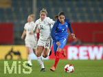 24.11.2017, Fussball Frauen Lnderspiel, Deutschland - Frankreich, in der SchcoArena Bielefeld. v.l. Anna Blsse (Deutschland) gegen Amel Majri (Frankreich) 