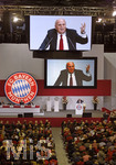 24.11.2017, Fussball Bundesliga 2017/2018,  FC Bayern Mnchen, Jahreshauptversammlung im AUDI-Dome Mnchen. Prsident Uli Hoeness (FC Bayern) bei seiner Rede am Rednerpult. Sein konterfei ist auf allen Monitoren in der Halle zu sehen.