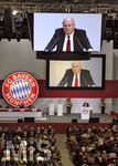 24.11.2017, Fussball Bundesliga 2017/2018,  FC Bayern Mnchen, Jahreshauptversammlung im AUDI-Dome Mnchen. Prsident Uli Hoeness (FC Bayern) bei seiner Rede am Rednerpult. Sein konterfei ist auf allen Monitoren in der Halle zu sehen.
