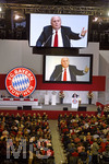 24.11.2017, Fussball Bundesliga 2017/2018,  FC Bayern Mnchen, Jahreshauptversammlung im AUDI-Dome Mnchen. Prsident Uli Hoeness (FC Bayern) bei seiner Rede am Rednerpult. Sein Konterfei ist auf allen Monitoren in der Halle zu sehen.