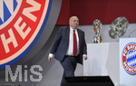 24.11.2017, Fussball Bundesliga 2017/2018,  FC Bayern Mnchen, Jahreshauptversammlung im AUDI-Dome Mnchen. Prsident Uli Hoeness (FC Bayern) kommt zum Rednerpult. 