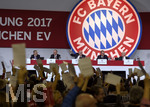 24.11.2017, Fussball Bundesliga 2017/2018,  FC Bayern Mnchen, Jahreshauptversammlung im AUDI-Dome Mnchen. Abstimmung ber Nichtraucherschutz, Prsident Uli Hoeness (FC Bayern) hebt die Hand zur Abstimmung. 